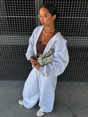 Bershka Spodnie Z Dzianiny Dresowej O Kroju Barrel Ze Stoperami Kobieta Szary