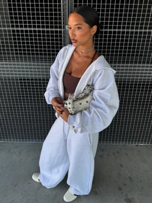 Bershka Spodnie Z Dzianiny Dresowej O Kroju Barrel Ze Stoperami Kobieta Szary