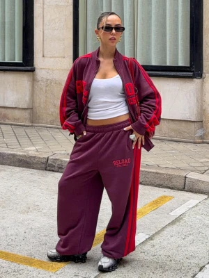 Bershka Spodnie Z Dzianiny Dresowej O Kroju Wide Leg Z Haftem Kobieta Bordowy