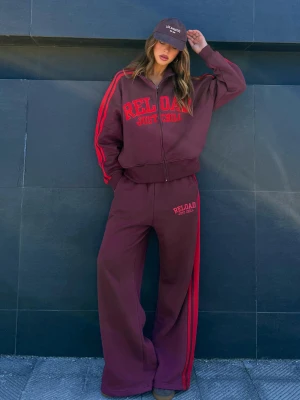 Bershka Spodnie Z Dzianiny Dresowej O Kroju Wide Leg Z Haftem Kobieta Bordowy