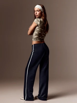 Bershka Spodnie Z Dzianiny Dresowej Z Lampasami Kobieta Granatowy