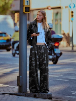 Bershka Spodnie Z Dzianiny Dresowej Z Nadrukiem Kobieta Ciemnoszary