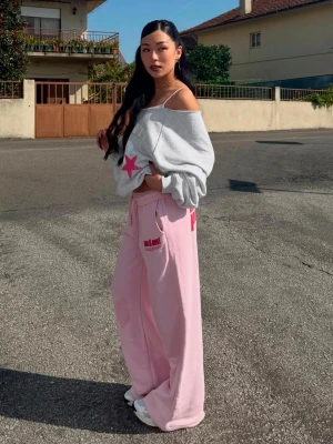 Bershka Spodnie Z Dzianiny Dresowej Z Szerokimi Nogawkami I Nadrukiem Kobieta Różowy