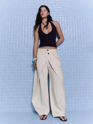 Bershka Spodnie Z Podwójnymi Zakładkami I Guzikiem Kobieta Kremowy