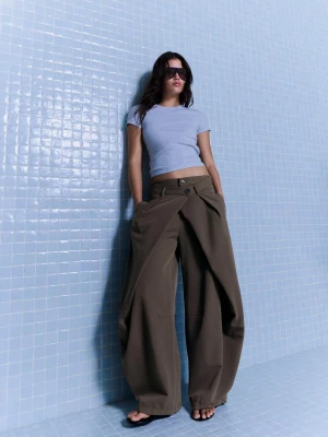 Bershka Spodnie Z Podwójnymi Zakładkami Kobieta Ciemnobeżowy