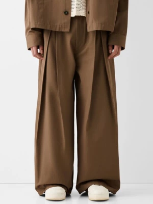 Bershka Szerokie Eleganckie Spodnie Z Zakładkami Mężczyzna Brązowy