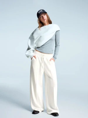 Bershka Spodnie Z Szerokimi Nogawkami Z Miękkiej Tkaniny Kobieta Kremowy