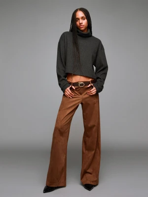 Bershka Spodnie Z Szerokimi Nogawkami Ze Sztucznego Zamszu Kobieta Brązowy