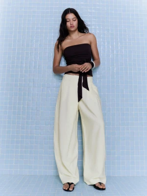 Bershka Spodnie Z Zakładanym Pasem Kobieta Żółty