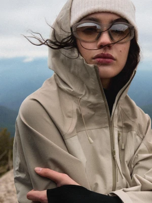 Bershka Sportowe Okulary Przeciwsłoneczne Z Otulającą Oprawką Kobieta Kremowy