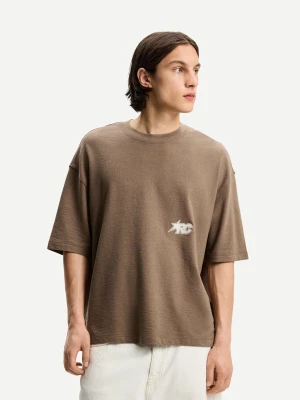 Bershka Strukturalna Koszulka O Kwadratowym Kroju Z Krótkim Rękawem I Haftem Mężczyzna Brązowy