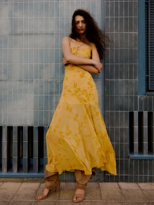 Bershka Sukienka Midi Na Ramiączkach Z Flokowanego Tiulu Kobieta Musztardowy