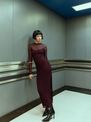 Bershka Sukienka Midi Z Długim Rękawem Z Koronki Blonda Kobieta Bordowy