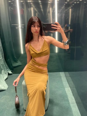 Bershka Sukienka Midi Z Wycięciem Przy Kołnierzu Kobieta Zielony