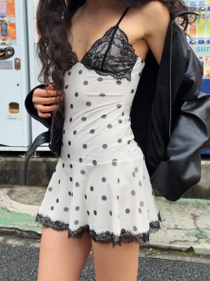 Bershka Sukienka Mini Na Ramiączkach Z Tiulu I Koronki Z Nadrukiem Kobieta Kremowy