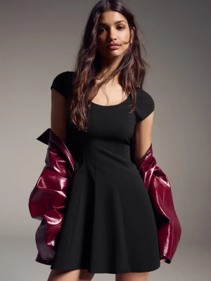Bershka Sukienka Mini Z Bengalinowej Tkaniny O Rozkloszowanym Kroju Kobieta Czarny