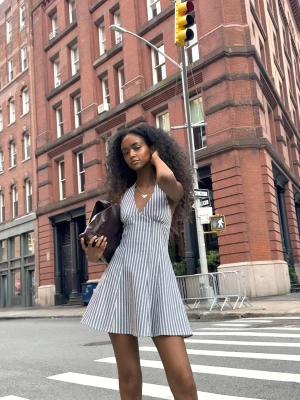 Bershka Sukienka Mini Z Bengalinu Typu Halter Kobieta Niebieski