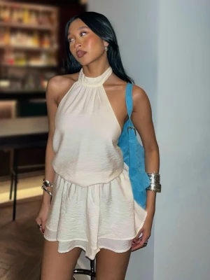 Bershka Sukienka Mini Z Dekoltem Halter Kobieta Kremowy