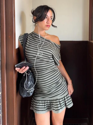 Bershka Sukienka Mini Z Dekoltem W Łódkę Kobieta Zielony