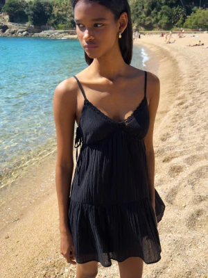 Bershka Sukienka Mini Z Fakturą I Koronkowym Wykończeniem Kobieta Czarny