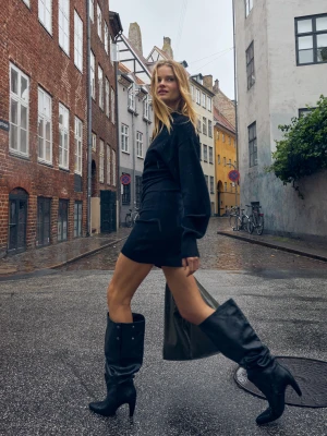 Bershka Sukienka Mini Z Kołnierzykiem Typu Polo Kobieta Czarny