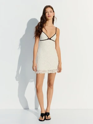 Bershka Sukienka Mini Z Koronką O Kontrastowym Splocie Kobieta Biały Złamany