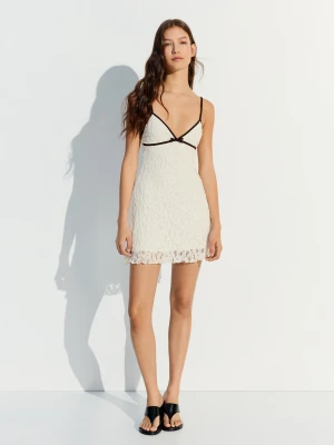 Bershka Sukienka Mini Z Koronką O Kontrastowym Splocie Kobieta Biały Złamany