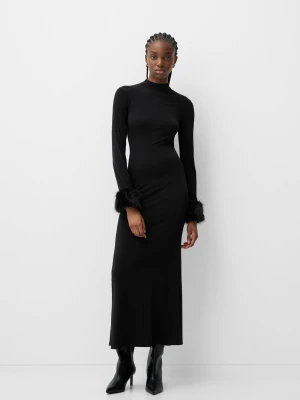 Zdjęcie produktu Bershka Sukienka Średniej Długości Z Długim Rękawem I Mankietami Ze Sztucznego Futerka Kobieta Czarny