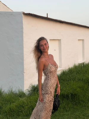 Bershka Sukienka Średniej Długości Ze Zwierzęcym Wzorem Kobieta Wielokolorowy