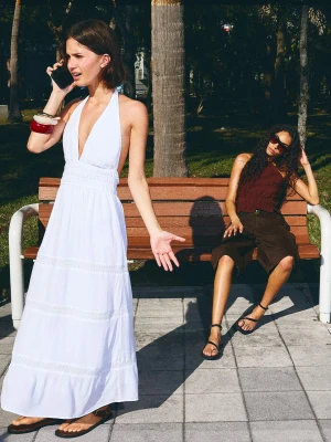 Bershka Sukienka Z Falbanami I Dekoltem Halter Kobieta Biały