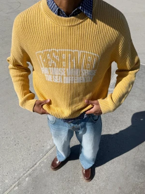 Bershka Sweter Boxy Z Okrągłym Dekoltem I Nadrukiem Mężczyzna Żółty