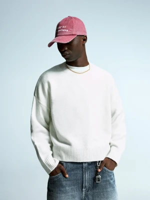 Bershka Sweter O Krótszym Kroju Mężczyzna Biały