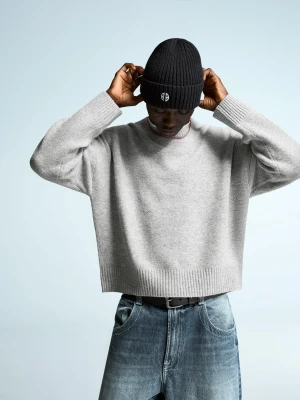 Bershka Sweter O Krótszym Kroju Mężczyzna Szary