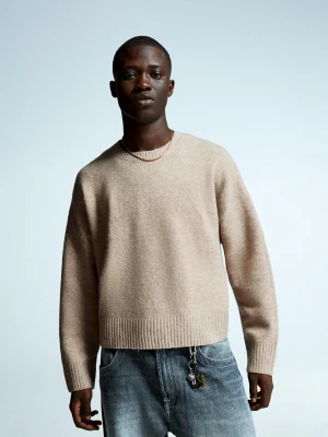 Bershka Sweter O Krótszym Kroju Mężczyzna Wielbłądzi