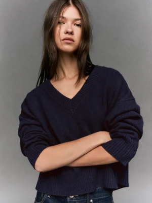 Bershka Sweter O Krótszym Kroju Z Dekoltem W Serek Kobieta Niebieski