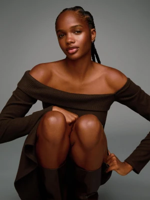 Bershka Sweter Z Asymetrycznej Dzianiny Soft Kobieta Brązowy