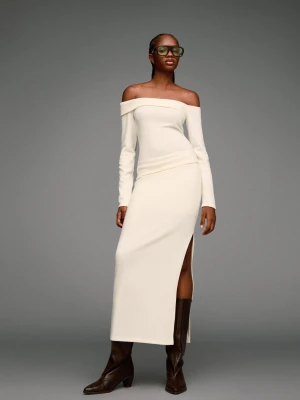 Bershka Sweter Z Asymetrycznej Dzianiny Soft Kobieta Kremowy