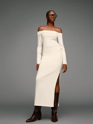 Bershka Sweter Z Asymetrycznej Dzianiny Soft Kobieta Kremowy