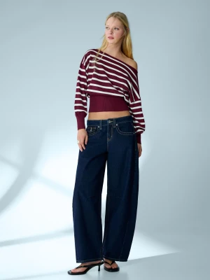 Bershka Sweter Z Asymetrycznym Dekoltem I Nadrukiem Kobieta Bordowy