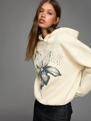 Bershka Sweter Z Długim Rękawem I Nadrukiem Kobieta Kremowy