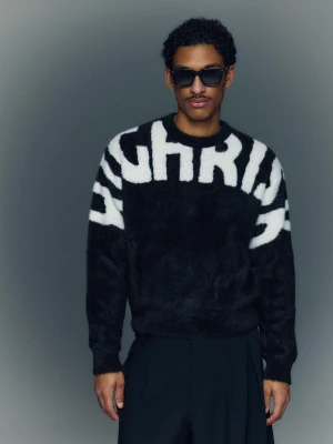 Bershka Sweter Z Efektem Futra Z Nadrukiem Mężczyzna Czarny