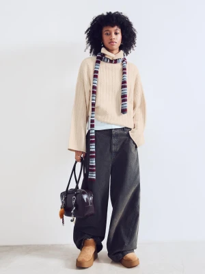 Bershka Sweter Z Golfem I Splotem Warkoczowym Kobieta Piaskowy