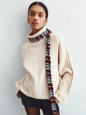 Bershka Sweter Z Golfem I Splotem Warkoczowym Kobieta Piaskowy