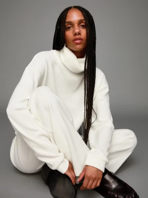 Bershka Sweter Z Golfem Rib Kobieta Kremowy