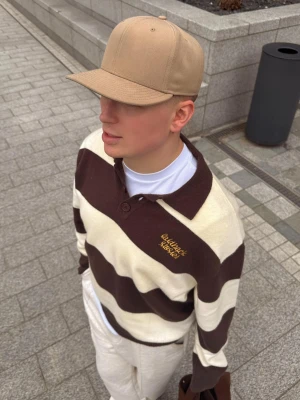 Bershka Sweter Z Kołnierzykiem Typu Polo W Paski Mężczyzna Brązowy