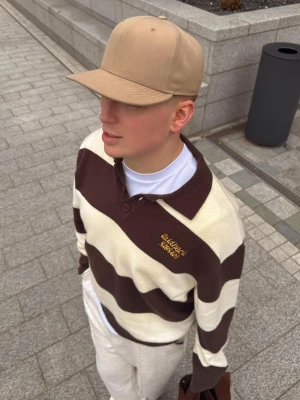 Bershka Sweter Z Kołnierzykiem Typu Polo W Paski Mężczyzna Brązowy