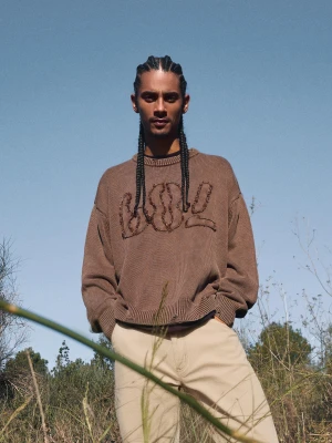 Bershka Sweter Z Naszywką Mężczyzna Brązowy