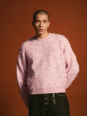 Bershka Sweter Z Okrągłym Dekoltem I Nadrukiem Mężczyzna Różowy