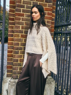 Bershka Sweter Z Peleryną, Golfem I Warkoczem Kobieta Piaskowy