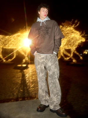 Bershka Sweter Z Podwójnym Rękawem I Nadrukiem Mężczyzna Brązowy